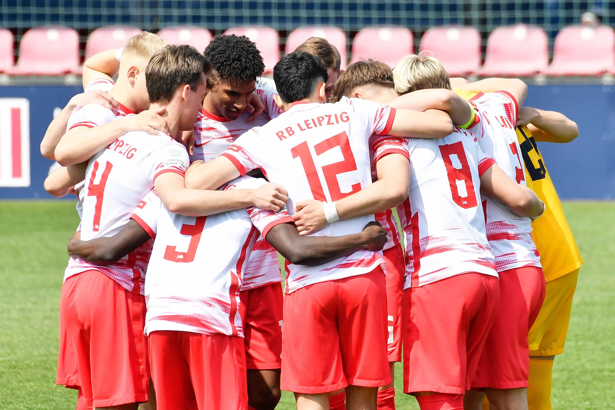 开云网址 -赛地聚焦——社区盾今夜热度飙升;莱比锡门线救险;话题不断;阵容厚度经受考验