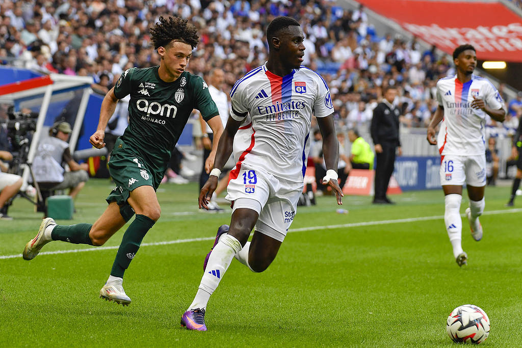 开云娱乐网站 -阿斯顿维拉训练开放日,冲刺阶段门线救险引欢呼,欧冠在即,团队化学反应显著