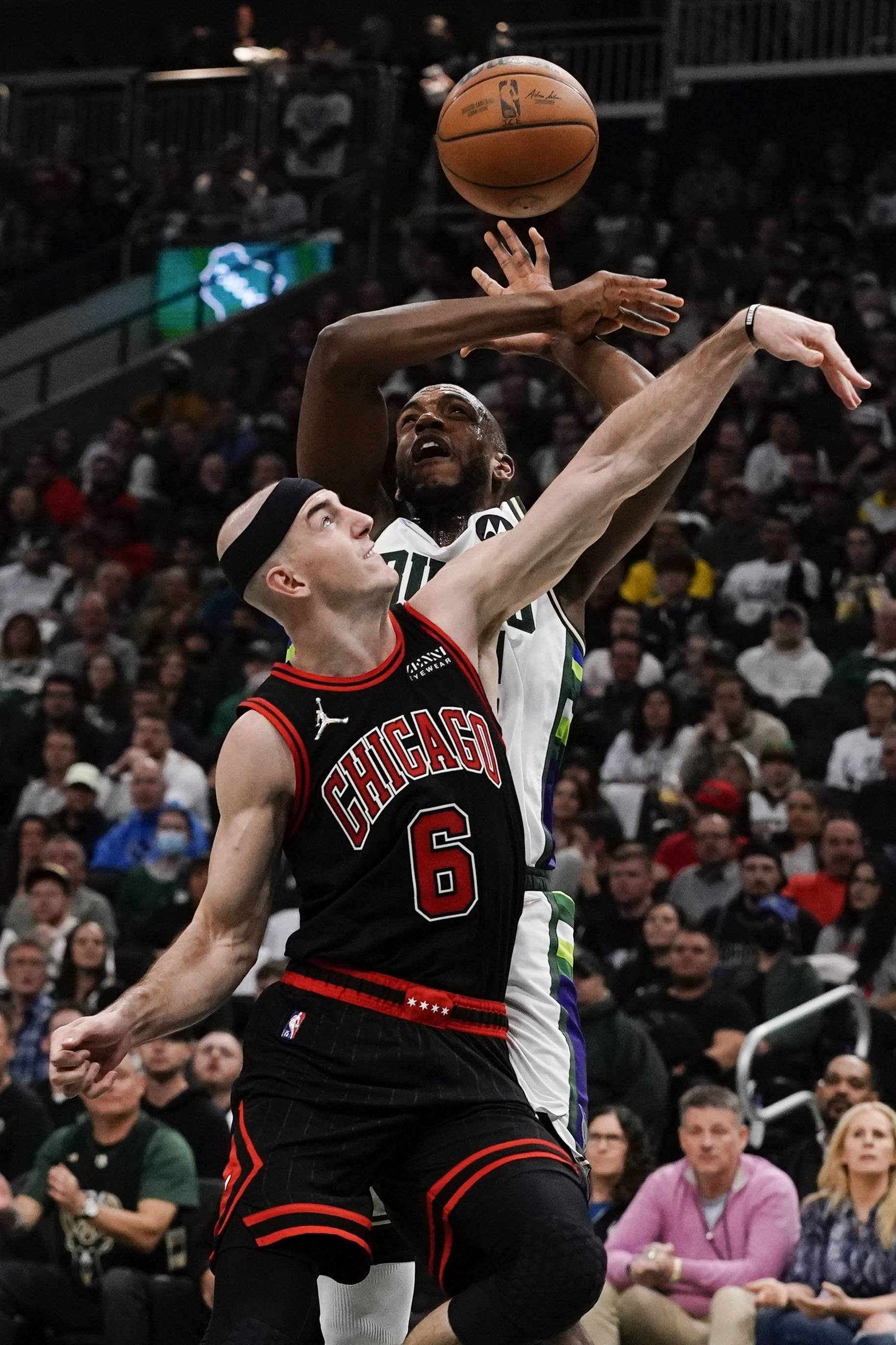 开云官方入口 -芝加哥公牛迎NBA季后赛关键赛,今夜战术微调,赛场秩序良好,赛程密集仍需轮换的简单介绍